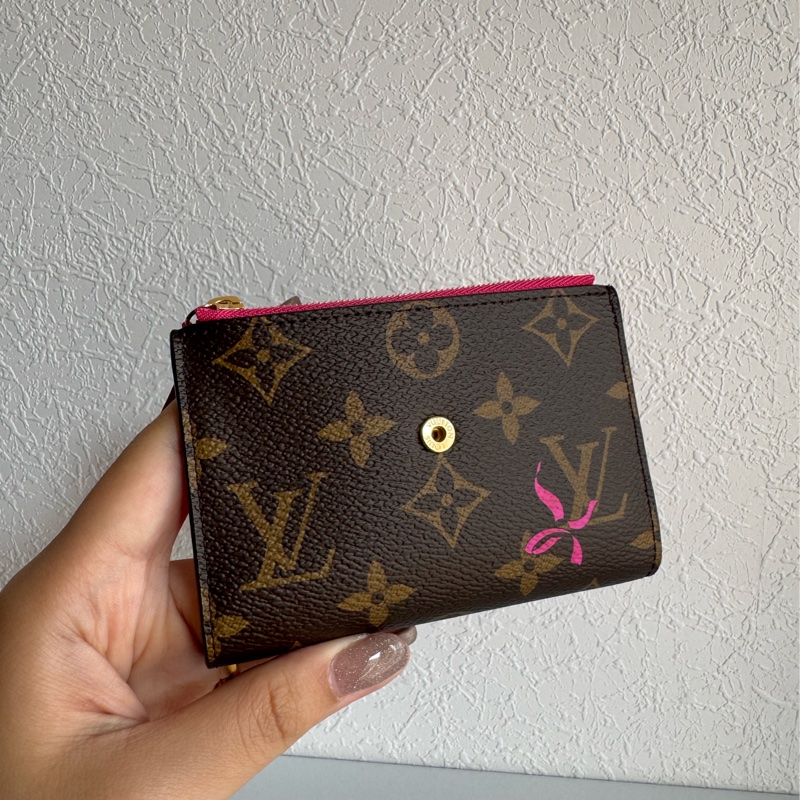 LV花紋Vivienne 內桃三折短夾 超好看😻😻-17