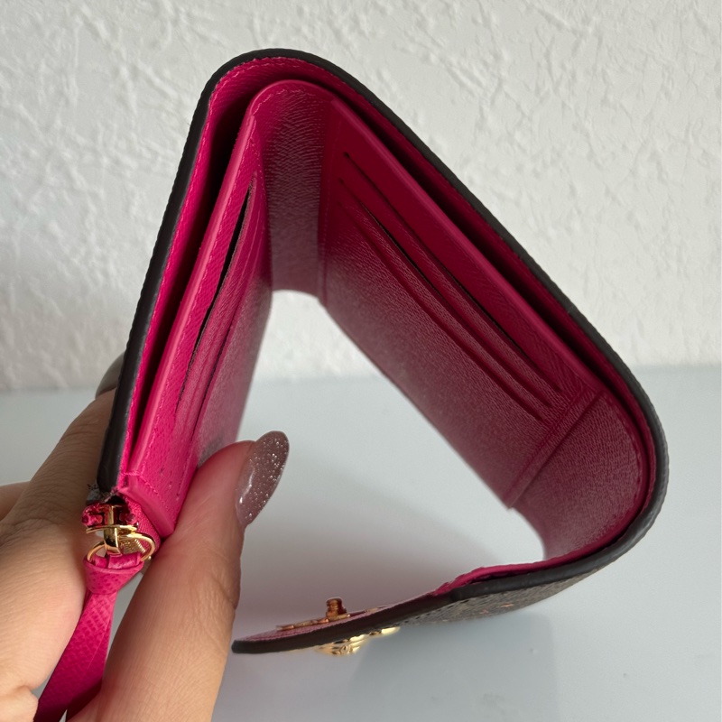 LV花紋Vivienne 內桃三折短夾 超好看😻😻-21