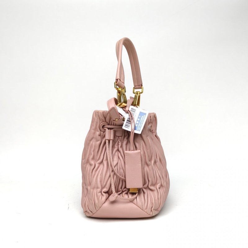 MIU MIU 粉色羊皮褶皺斜挎包配可拆卸肩帶抽繩水桶肩背包-1
