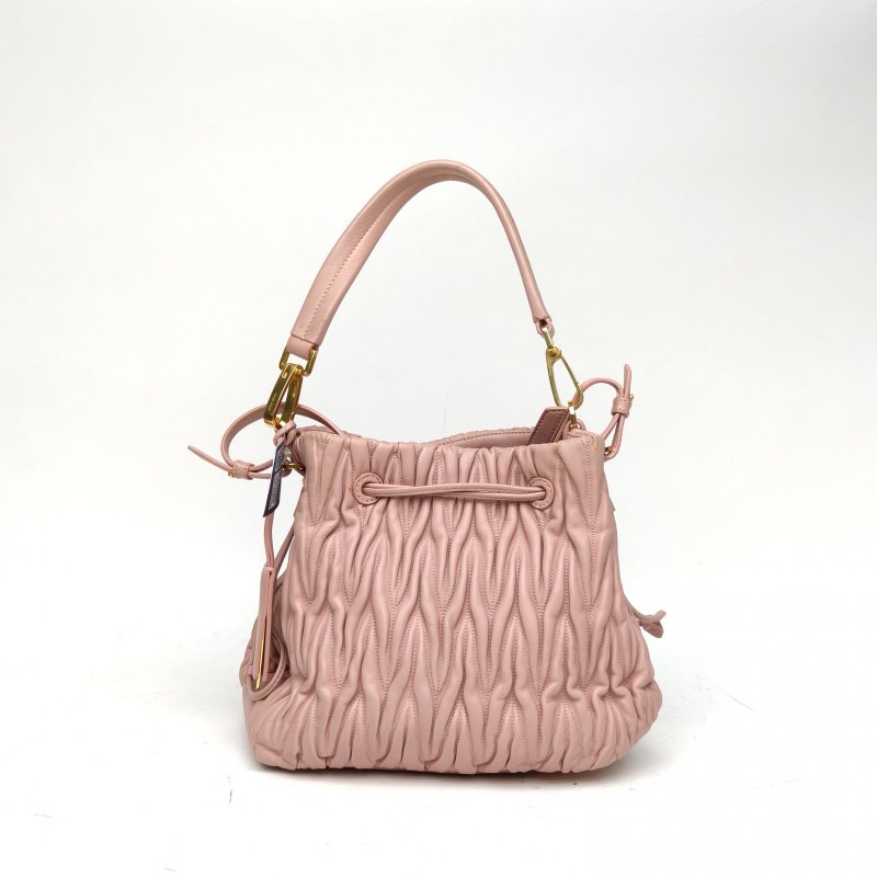 MIU MIU 粉色羊皮褶皺斜挎包配可拆卸肩帶抽繩水桶肩背包-2