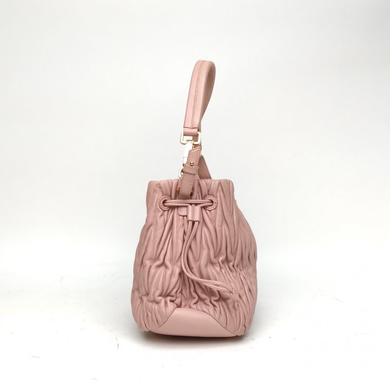 MIU MIU 粉色羊皮褶皺斜挎包配可拆卸肩帶抽繩水桶肩背包-3