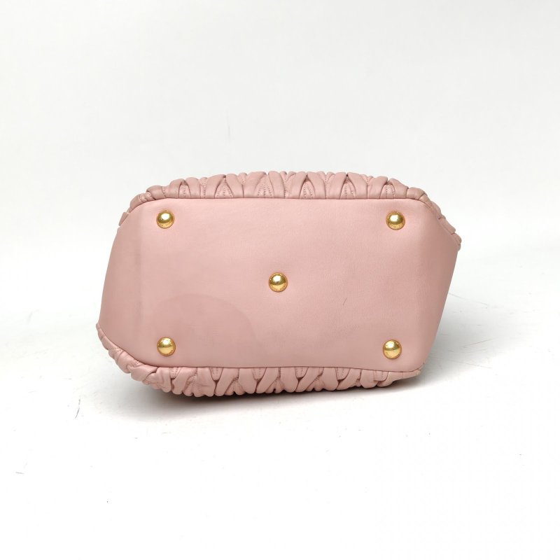 MIU MIU 粉色羊皮褶皺斜挎包配可拆卸肩帶抽繩水桶肩背包-4