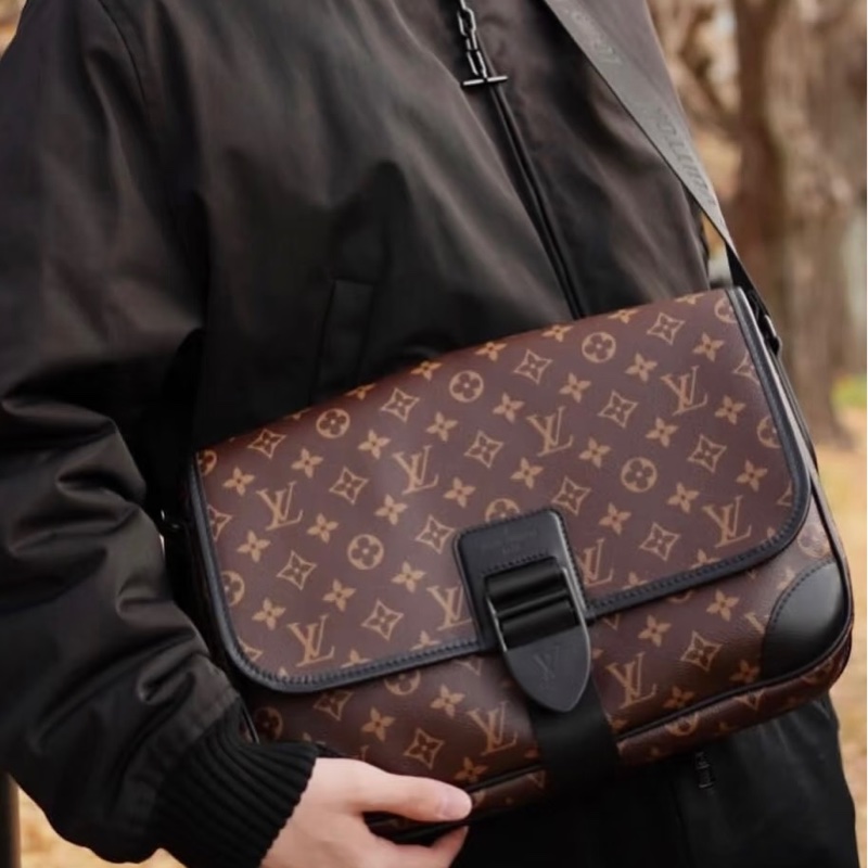 LV原花拚黑牛皮GM郵差包M46371-1