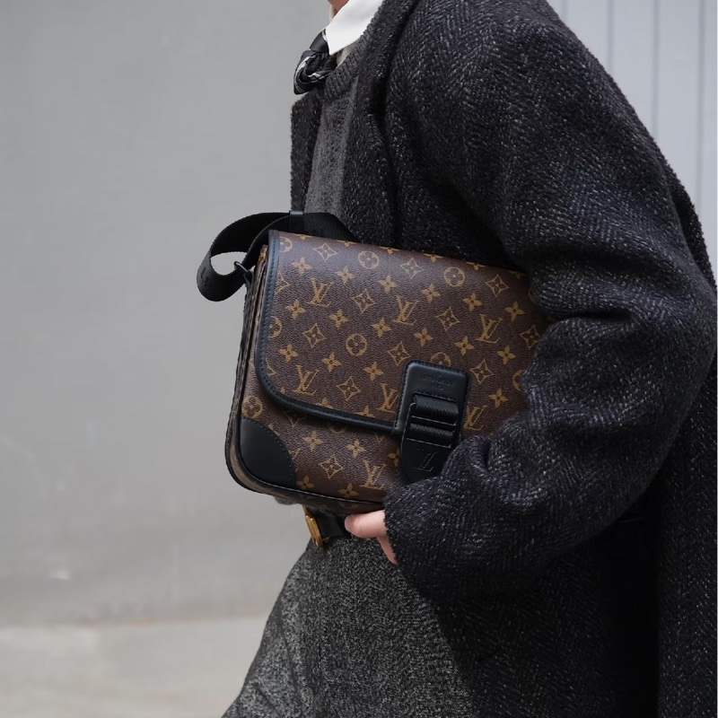 LV原花拚黑牛皮GM郵差包M46371-2