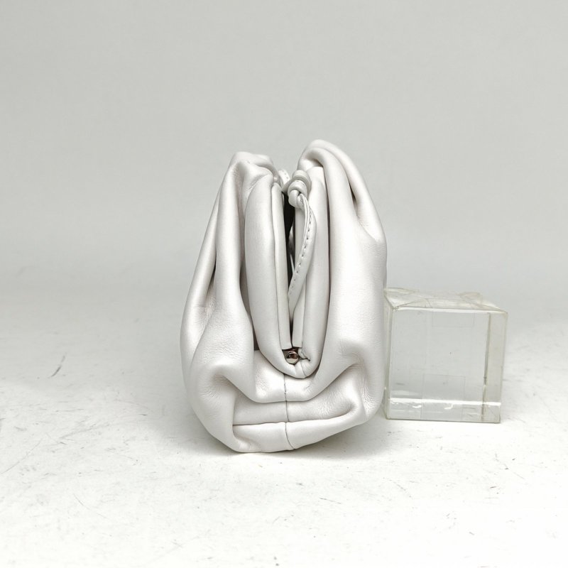 BOTTEGA VENETA Pouch雲朵包Mini22白色牛皮肩背包-1