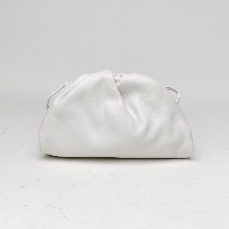 BOTTEGA VENETA Pouch雲朵包Mini22白色牛皮肩背包-2