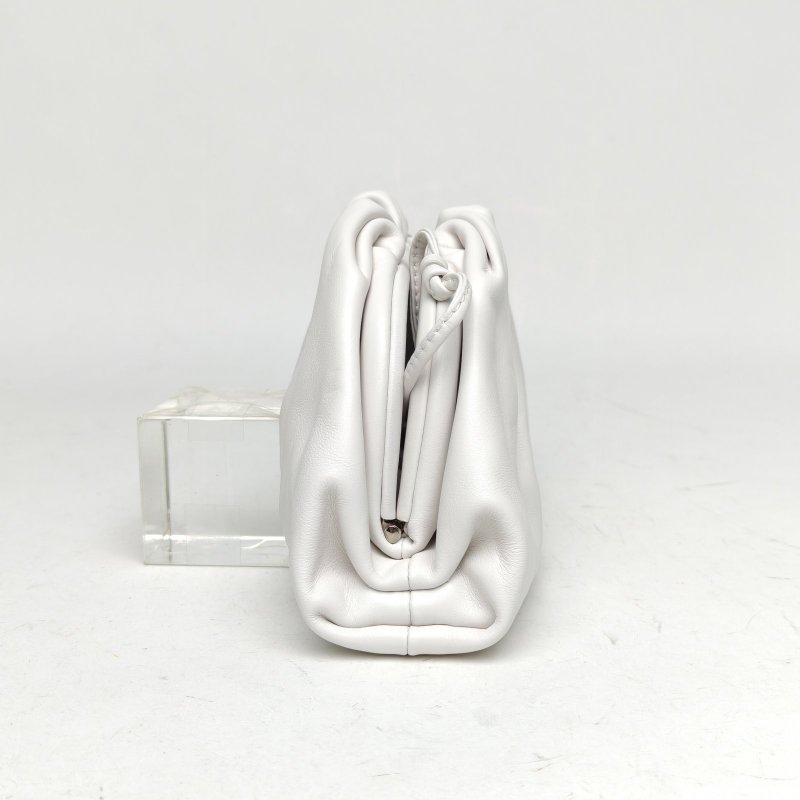 BOTTEGA VENETA Pouch雲朵包Mini22白色牛皮肩背包-3