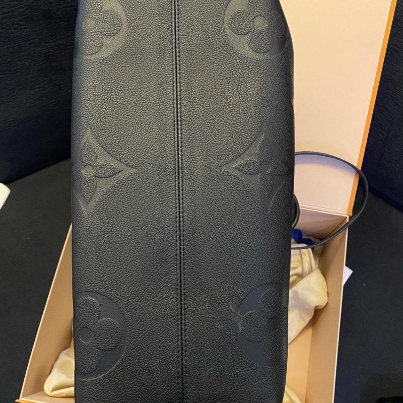 Louis Vuitton • On The Go 黑色全皮壓紋大號 Gm 全配✔️-9