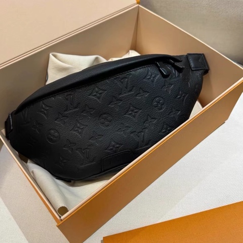 Louis Vuitton • Discovery 經典黑色牛皮老花壓紋腰包 芯片款✨