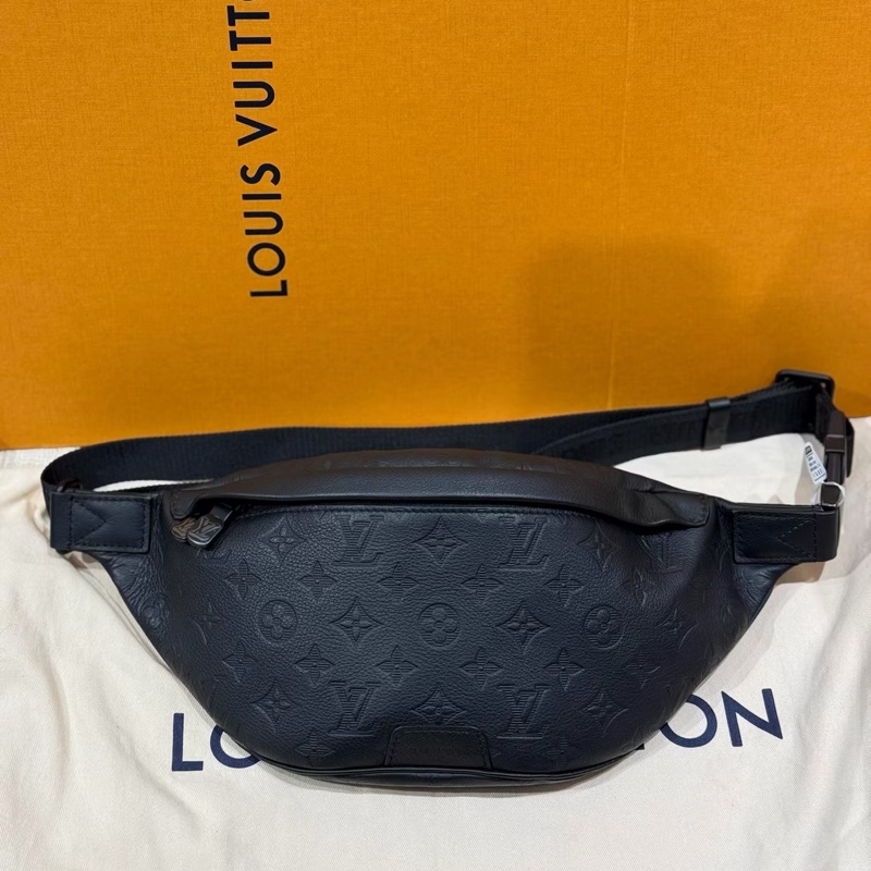Louis Vuitton • Discovery 經典黑色牛皮老花壓紋腰包 芯片款✨-1