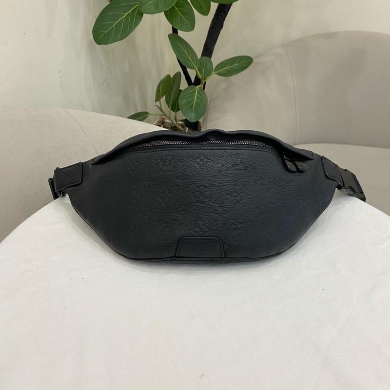 Louis Vuitton • Discovery 經典黑色牛皮老花壓紋腰包 芯片款✨-3