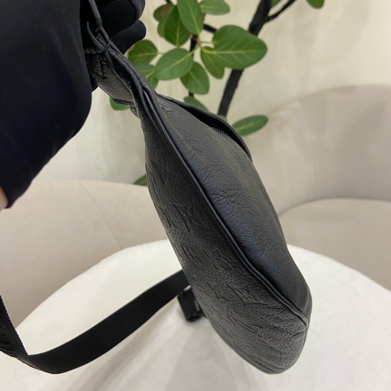 Louis Vuitton • Discovery 經典黑色牛皮老花壓紋腰包 芯片款✨-5