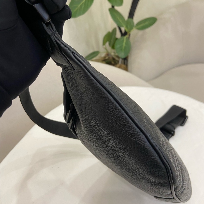 Louis Vuitton • Discovery 經典黑色牛皮老花壓紋腰包 芯片款✨-6