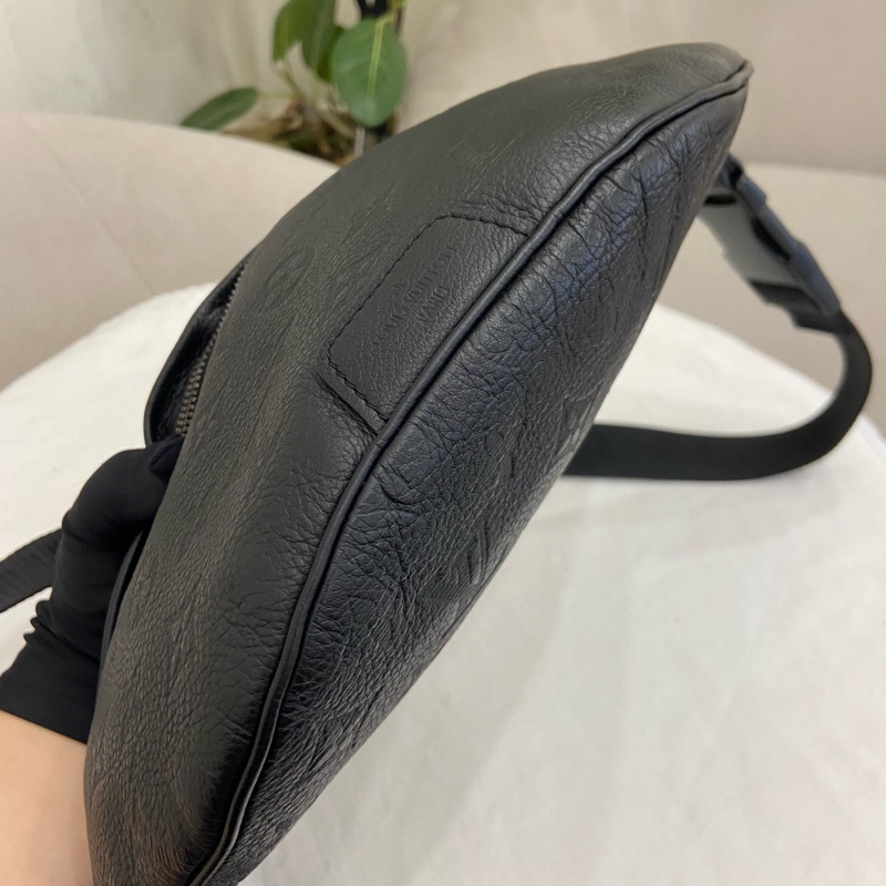 Louis Vuitton • Discovery 經典黑色牛皮老花壓紋腰包 芯片款✨-9