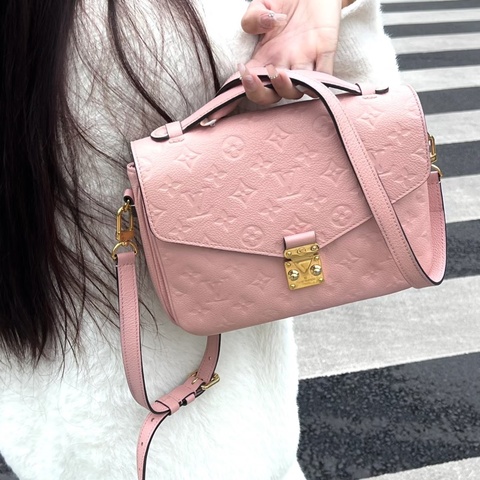 Louis Vuitton • Métis 經典全皮壓紋老花郵差包 櫻花粉 🌸