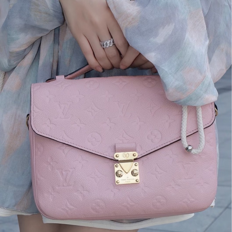 Louis Vuitton • Métis 經典全皮壓紋老花郵差包 櫻花粉 🌸-1