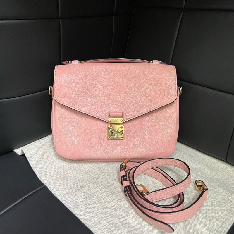 Louis Vuitton • Métis 經典全皮壓紋老花郵差包 櫻花粉 🌸-3