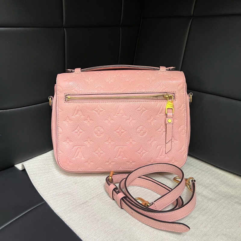 Louis Vuitton • Métis 經典全皮壓紋老花郵差包 櫻花粉 🌸-4