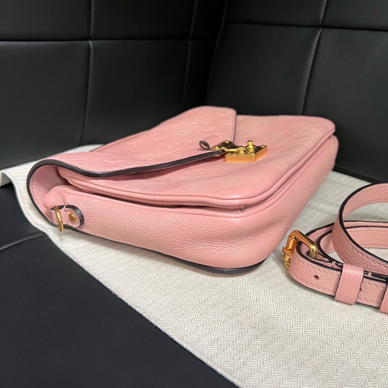 Louis Vuitton • Métis 經典全皮壓紋老花郵差包 櫻花粉 🌸-5