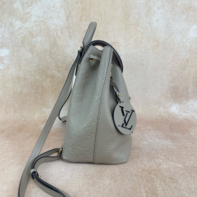 Louis Vuitton • 經典全皮壓紋老花大象灰後背包-3