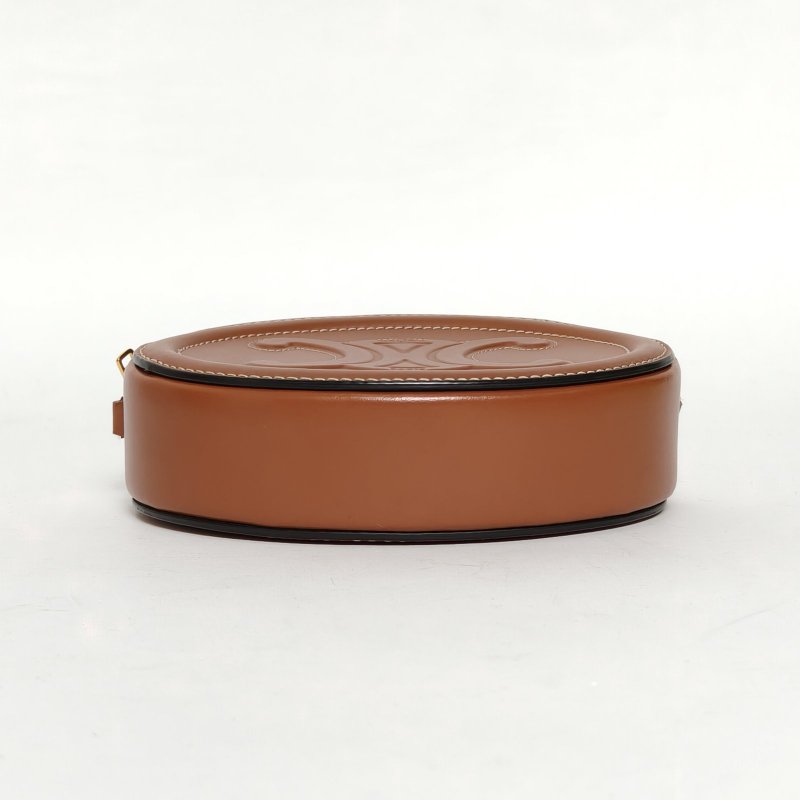 CELINE 凱旋門浮雕月餅包小號焦糖色牛皮金扣肩背包-4