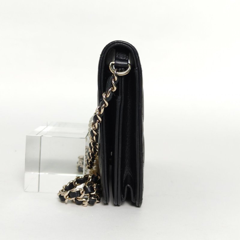 CHANEL 黑色羊皮24開淺金扣CFWOC珍珠扣珍珠鏈條肩背包-1