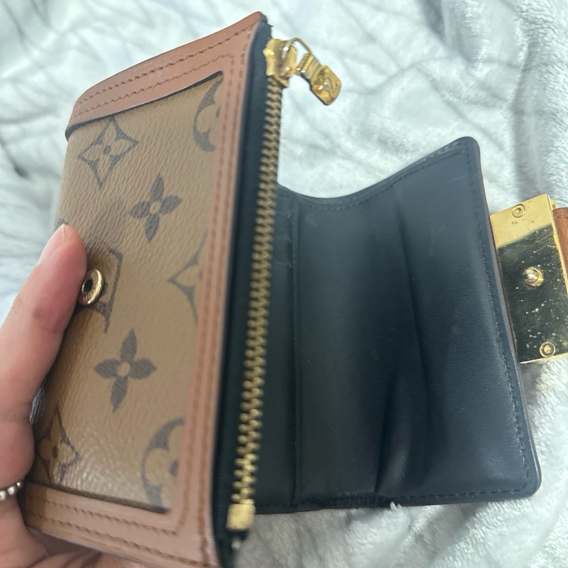 LV 雙色原花 Dauphine 金釦6 卡三折短夾-13