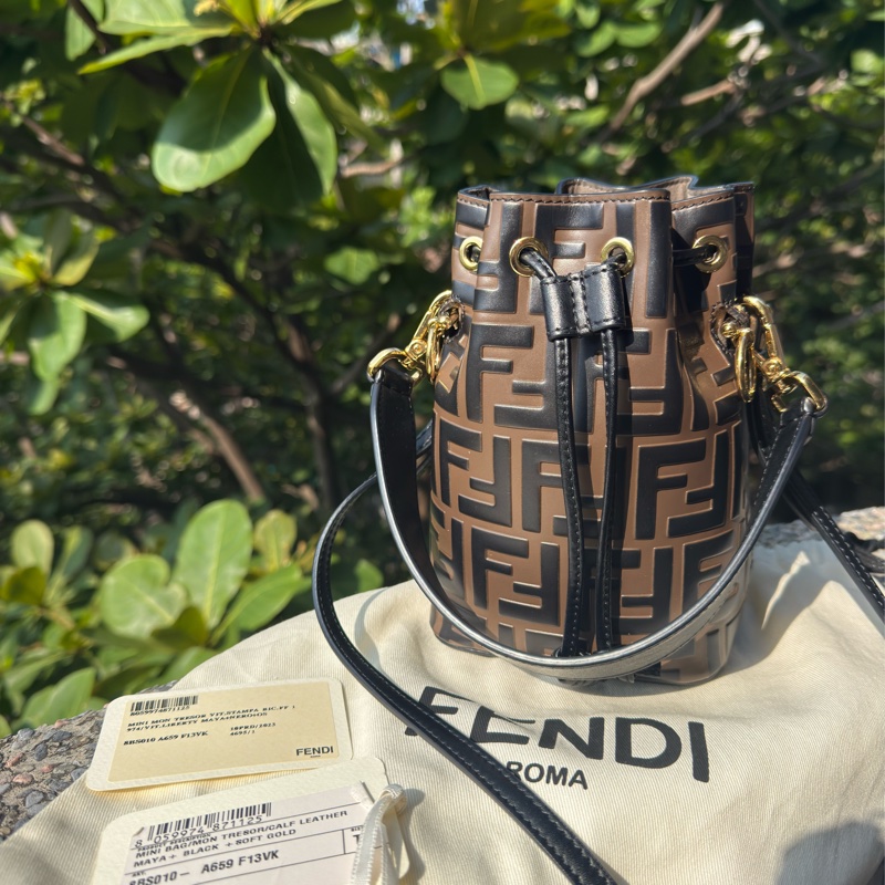 二手Fendi咖啡色Mon Tresor滿版logo手提mini 水桶包-1