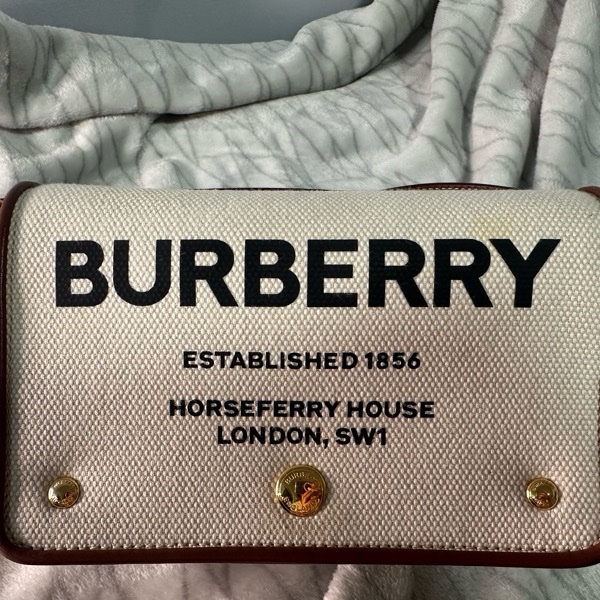 Burberry 米帆布咖皮邊金釦前印字樣寬背帶小號斜背相機包-1