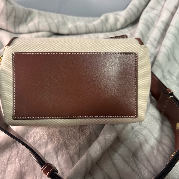 Burberry 米帆布咖皮邊金釦前印字樣寬背帶小號斜背相機包-2