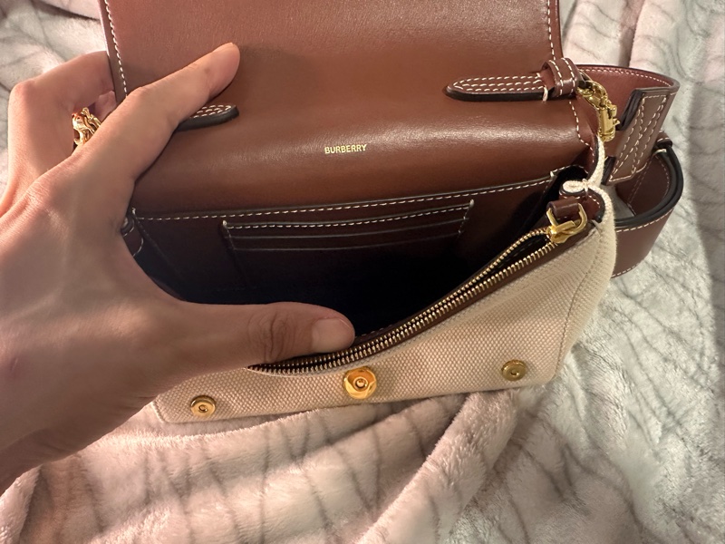 Burberry 米帆布咖皮邊金釦前印字樣寬背帶小號斜背相機包-5