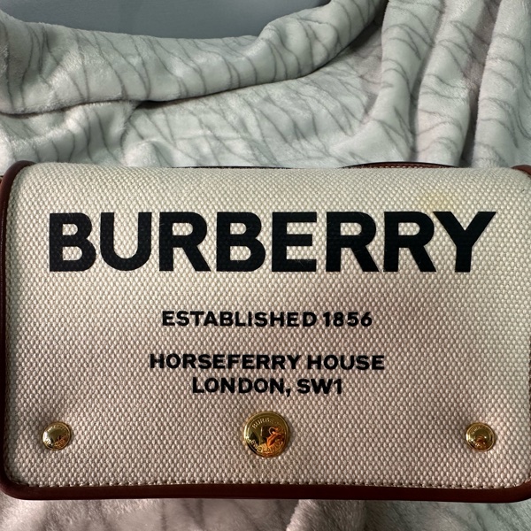 Burberry 米帆布咖皮邊金釦前印字樣寬背帶小號斜背相機包-6