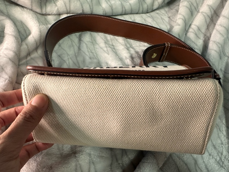 Burberry 米帆布咖皮邊金釦前印字樣寬背帶小號斜背相機包-9