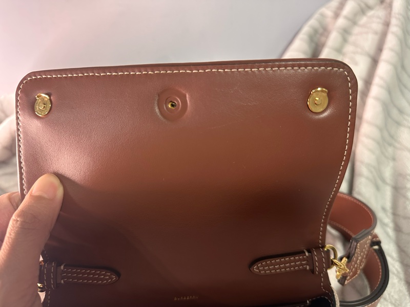 Burberry 米帆布咖皮邊金釦前印字樣寬背帶小號斜背相機包-12