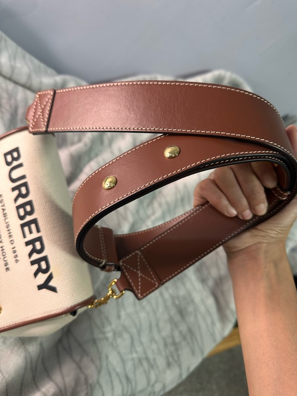 Burberry 米帆布咖皮邊金釦前印字樣寬背帶小號斜背相機包-13