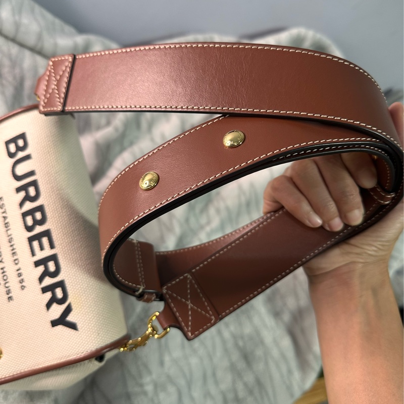 Burberry 米帆布咖皮邊金釦前印字樣寬背帶小號斜背相機包-14