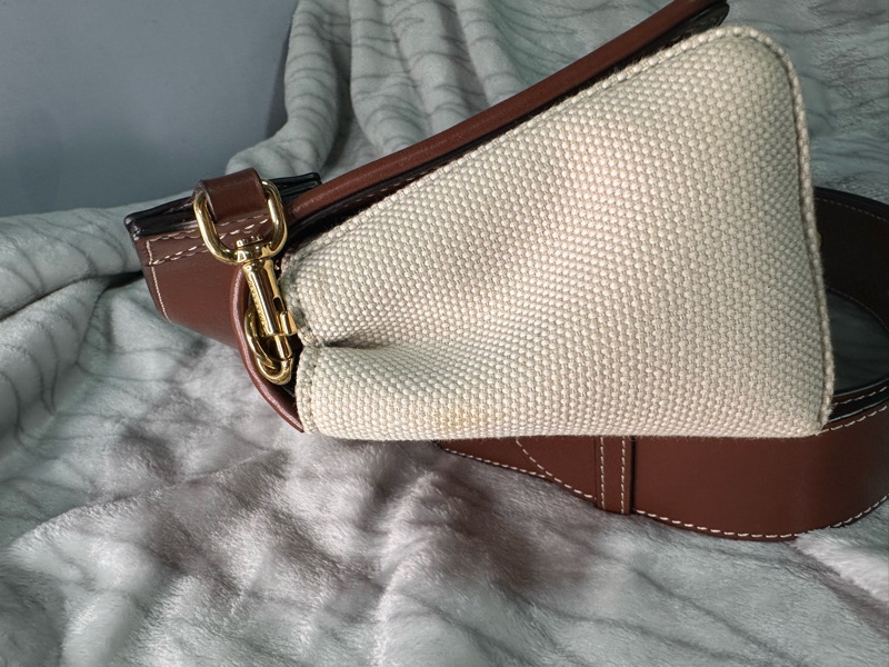 Burberry 米帆布咖皮邊金釦前印字樣寬背帶小號斜背相機包-16