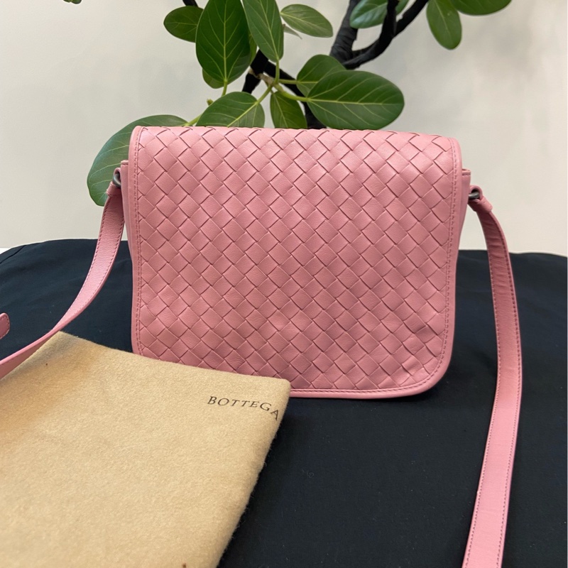 BV葆蝶家 櫻花粉色羊皮編織斜挎包，經典小方包型 尺寸約20×5×18cm。-0