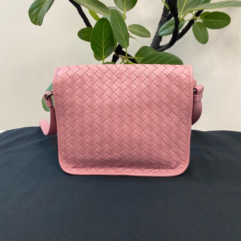 BV葆蝶家 櫻花粉色羊皮編織斜挎包，經典小方包型 尺寸約20×5×18cm。-1
