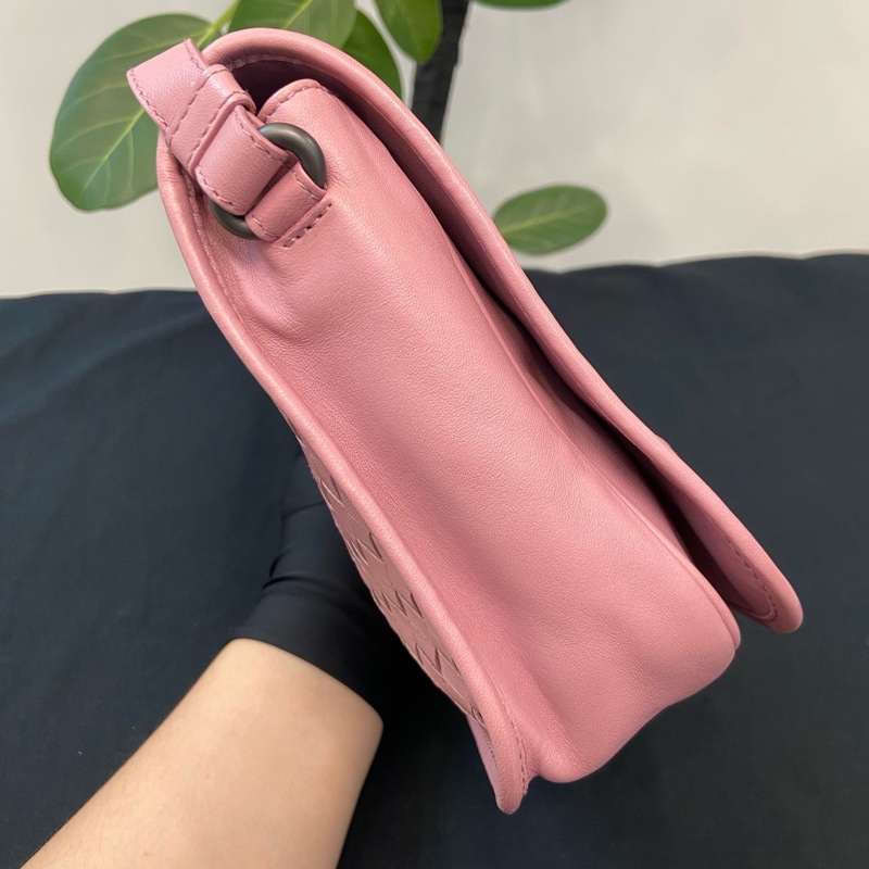 BV葆蝶家 櫻花粉色羊皮編織斜挎包，經典小方包型 尺寸約20×5×18cm。-2