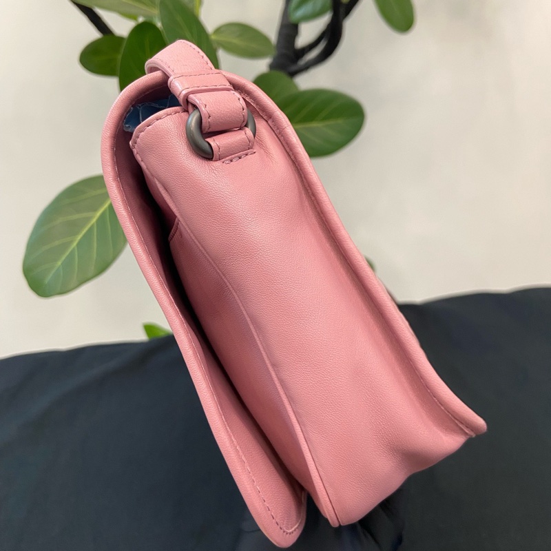 BV葆蝶家 櫻花粉色羊皮編織斜挎包，經典小方包型 尺寸約20×5×18cm。-3