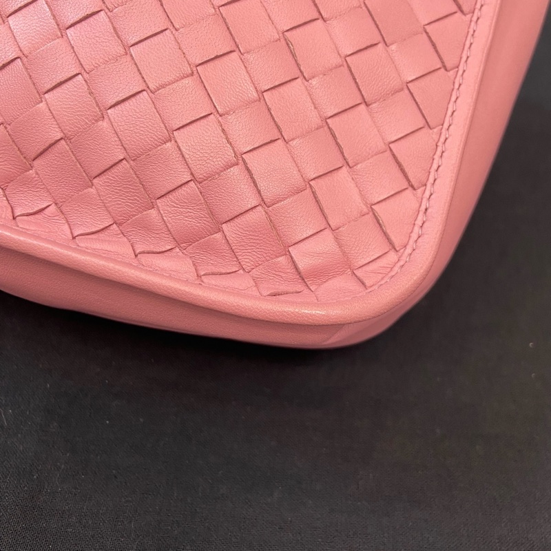 BV葆蝶家 櫻花粉色羊皮編織斜挎包，經典小方包型 尺寸約20×5×18cm。-5