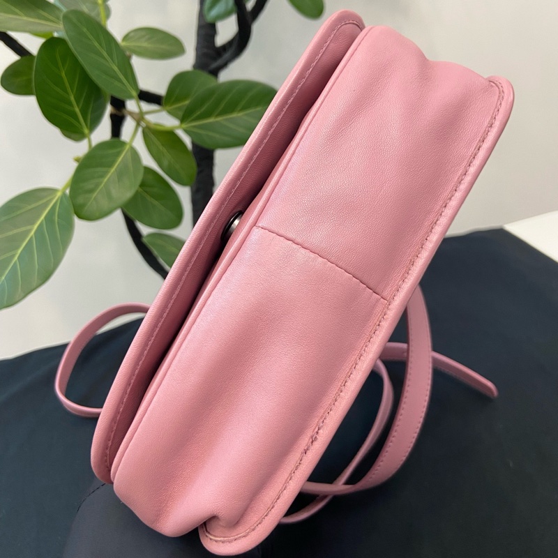 BV葆蝶家 櫻花粉色羊皮編織斜挎包，經典小方包型 尺寸約20×5×18cm。-6