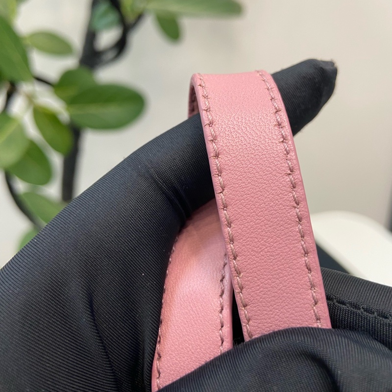 BV葆蝶家 櫻花粉色羊皮編織斜挎包，經典小方包型 尺寸約20×5×18cm。-7