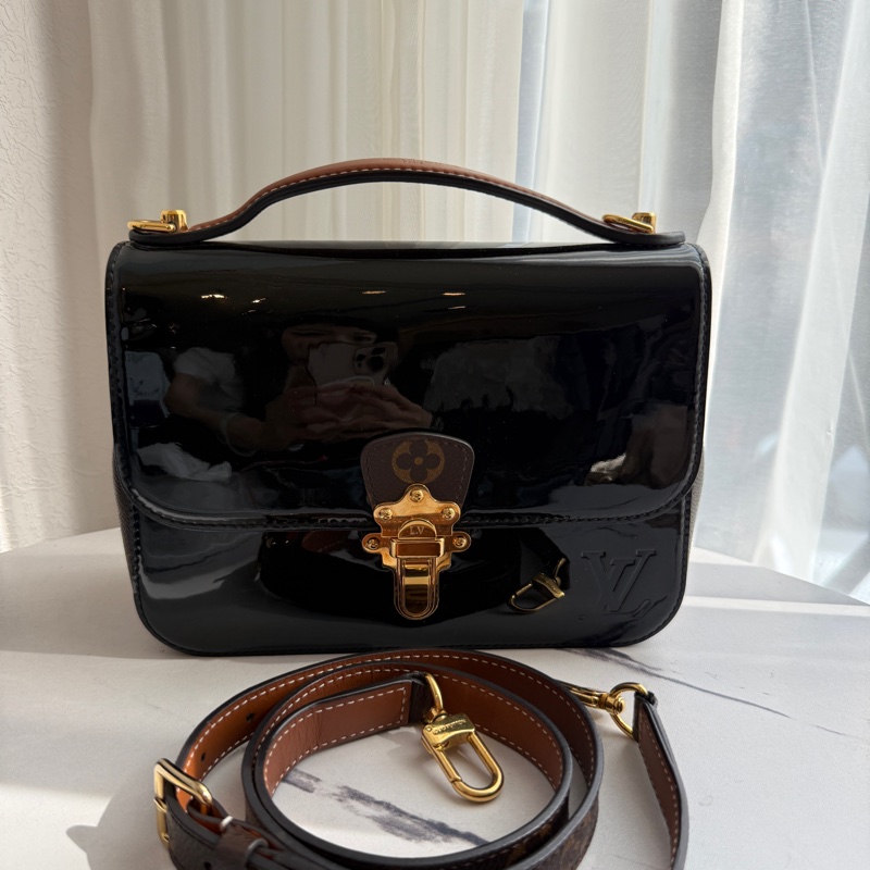 lv復古很有型 漆皮斜背包-0