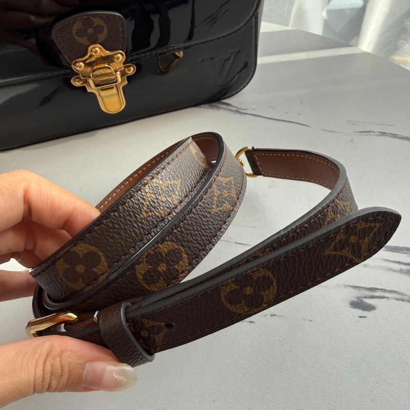 lv復古很有型 漆皮斜背包-1