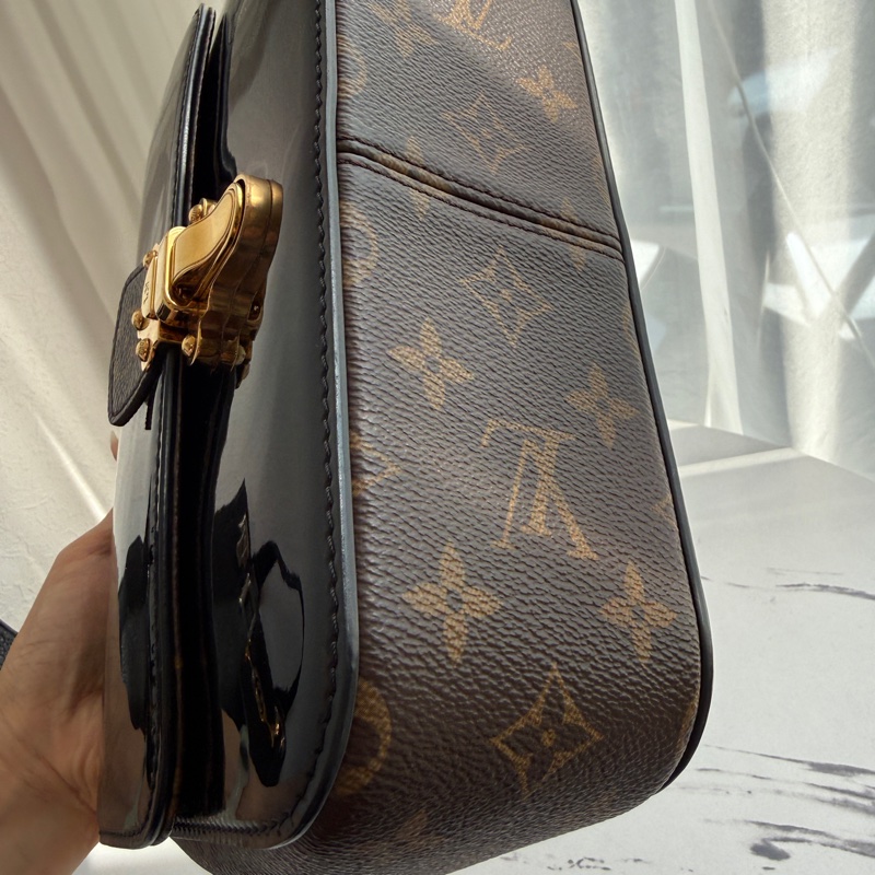 lv復古很有型 漆皮斜背包-2