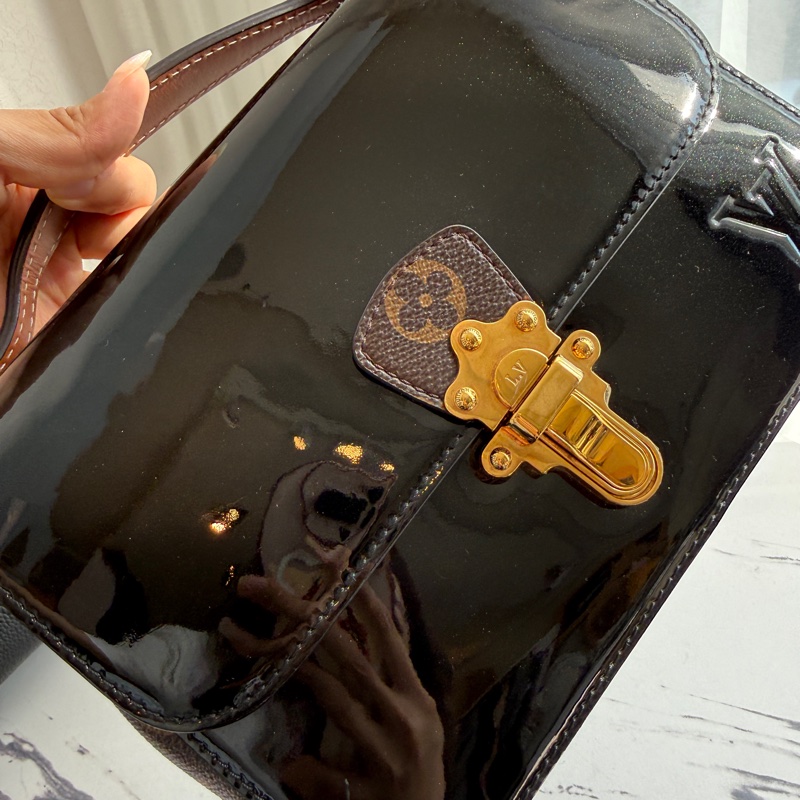 lv復古很有型 漆皮斜背包-3