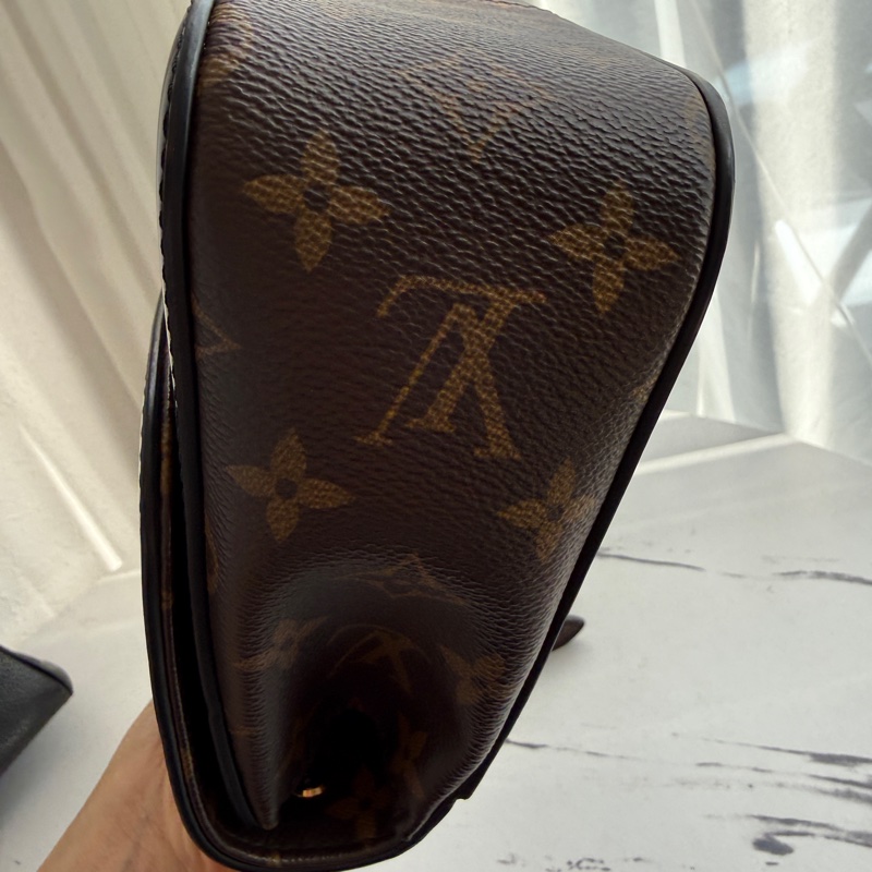 lv復古很有型 漆皮斜背包-6