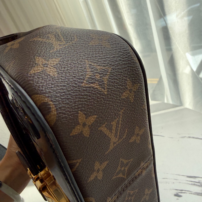 lv復古很有型 漆皮斜背包-7